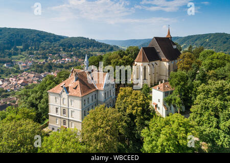 Vue d'été de l'antenne de l'Église sur la colline de la citadelle de Sighisoara, Mures, Transylvanie, Roumanie Banque D'Images