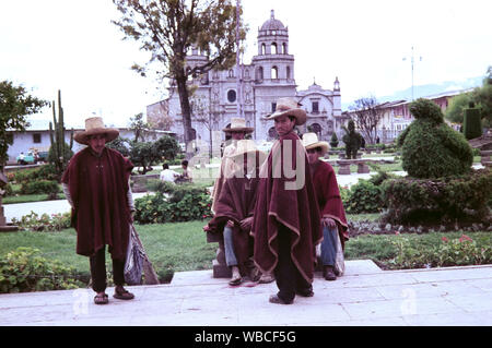 Einheimische vor der Kathedrale Santa Catalina in der Stadt Cajamarca au Pérou, 1960 er Jahre. Les Autochtones en face de la cathédrale de Santa Catalina à la ville de Cajamarca au Pérou, 1960. Banque D'Images