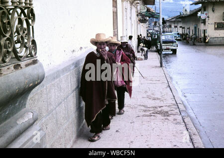 Einheimische vor der Kathedrale Santa Catalina in der Stadt Cajamarca au Pérou, 1960 er Jahre. Les Autochtones en face de la cathédrale de Santa Catalina à la ville de Cajamarca au Pérou, 1960. Banque D'Images