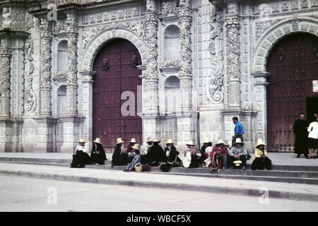 Einheimische vor der Kathedrale Santa Catalina in der Stadt Cajamarca au Pérou, 1960 er Jahre. Les Autochtones en face de la cathédrale de Santa Catalina à la ville de Cajamarca au Pérou, 1960. Banque D'Images