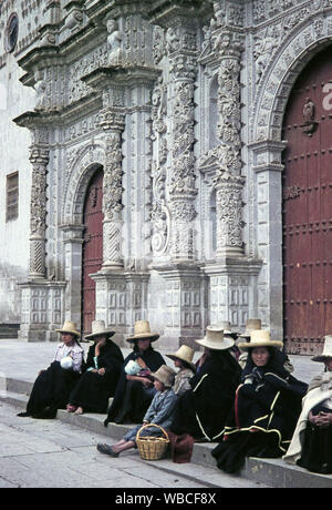 Einheimische vor der Kathedrale Santa Catalina in der Stadt Cajamarca au Pérou, 1960 er Jahre. Les Autochtones en face de la cathédrale de Santa Catalina à la ville de Cajamarca au Pérou, 1960. Banque D'Images