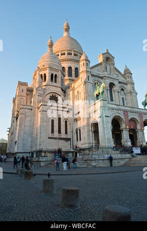 Coucher du soleil sur le Sacré-Coeur (Sacré-Cœur du Christ) Église catholique romaine. Montmartre, Paris, France Banque D'Images