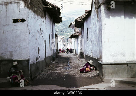 Gasse dans der Stadt in der Region Huaraz Ancash, Pérou 1960 er Jahre. Petit chemin dans la ville de Huaraz dans la région d'Ancash, Pérou 60. Banque D'Images