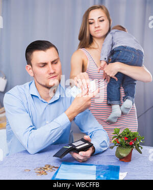 Portrait de femme grincheuse mari demande de l'argent, un choix de la table Banque D'Images