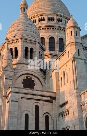 Coucher du soleil sur le Sacré-Coeur (Sacré-Cœur du Christ) Église catholique romaine. Montmartre, Paris, France Banque D'Images