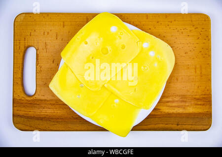 Fromage en tranches sur une planche à découper en bois. L'alimentation. Banque D'Images