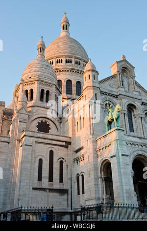 Coucher du soleil sur le Sacré-Coeur (Sacré-Cœur du Christ) Église catholique romaine. Montmartre, Paris, France Banque D'Images