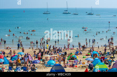 Lyme Regis, dans le Dorset, UK. Août 26, 2019. Météo France : la foule des amateurs de troupeau à la station de ski de Lyme Regis pour se chauffer au soleil une autre journée de soleil brûlant et de record. tenperatures La plage est emballé de nouveau comme la montée en température est réglé pour faire de cette maison de banque la plus chaude d'août depuis le début des études. Credit : Celia McMahon/Alamy Live News Banque D'Images