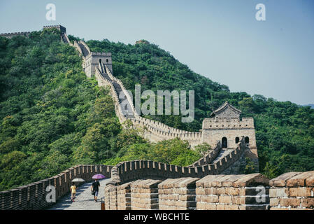 La Grande Muraille de Chine et les collines qui l'entourent Banque D'Images