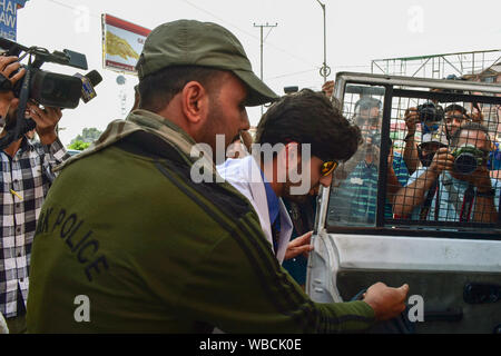 Cachemire, Inde. Août 26, 2019. Srinagar, Inde. Août 26, 2019. Un policier arrête un médecin qui protestait contre la communication blocade de Srinagar, au Cachemire. Un seul médecin protestait contre la pénurie de médicaments anti-cancer en raison de la communication blocus imposé par les autorités l'abrogation de l'article-370 qui donne un statut spécial à Jammu-et-Cachemire. Credit : SOPA/Alamy Images Limited Live News Crédit : SOPA/Alamy Images Limited Live News Banque D'Images