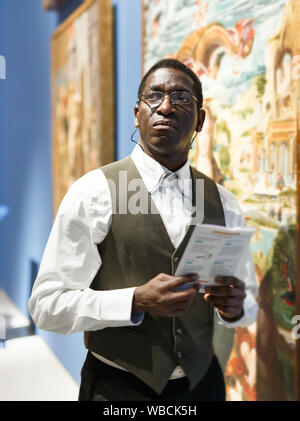 Homme africain à l'exposition au musée historique de l'exposition sur Banque D'Images