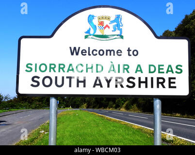 Inscription - Bienvenue à South Ayrshire en anglais et en gaélique - sud-ouest de l'Ecosse et comprend l'Ayrshire Council's Armoiries Accordées en 1996 avec la devise 'Ne'er oublier les gens' et montrant un dauphin et un lion Banque D'Images