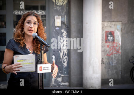 Barcelone, Espagne. Août 26, 2019. Laura Pérez, droits sociaux conseiller est vu au cours de la conférence de presse.conférence de presse pour l'installation du premier module conteneur du projet (APROP) hébergements temporaires pour les familles sans abri et sur la liste d'attente. Une fois que la construction est terminée, autour d'octobre 2019, l'édifice sera temporairement chambre douze familles sans ressources. La loi a été présenté par le conseiller Laura Pérez et le conseiller du district du district de Ciutat Vella, Jordi Rabassa. Credit : SOPA/Alamy Images Limited Live News Banque D'Images