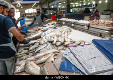 Port de Mina Souk de poisson, l'un des marchés les plus anciens à Abu Dhabi, Emirats Arabes Unis. Banque D'Images