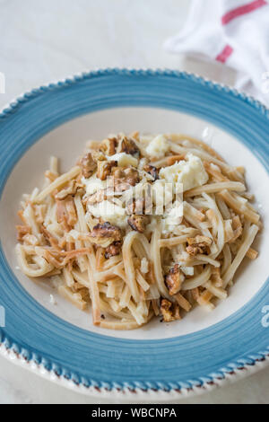 Cuisine maison turque et nouilles / Eriste avec Fromage et noix. L'alimentation biologique. Banque D'Images