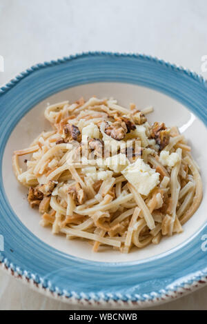 Cuisine maison turque et nouilles / Eriste avec Fromage et noix. L'alimentation biologique. Banque D'Images