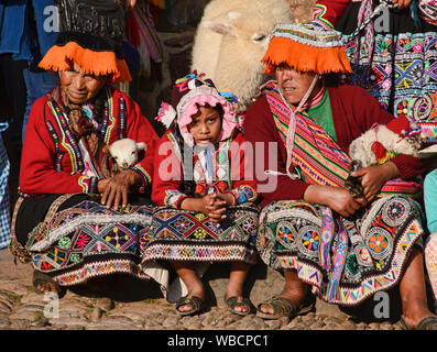 Femme Quechua traditionnelles et sa fille et de lamas dans la Vallée Sacrée, Pisac, Pérou Banque D'Images