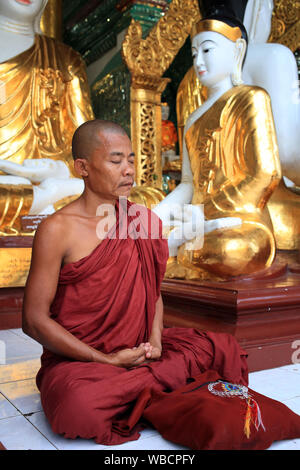 Moine bouddhiste birman dans Amarapura, Myanmar Banque D'Images