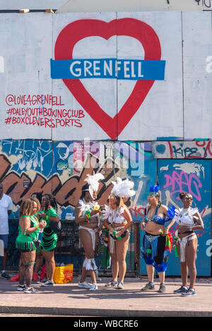 Notting Hill Carnival attire quelque 2,5 millions de personnes au nord-ouest de Londres pour profiter d'une journée haute en couleur et en musique. Le festival sur le thème des Caraïbes a été lancé en 1966. L'alimentation et animations de rue autour de la région s'ajoute à la parade principale. La grande Parade a eu lieu dans la maison de banque chaud météo lundi. Coeur de Grenfell, graffitis. Love 4 Grenfell Banque D'Images