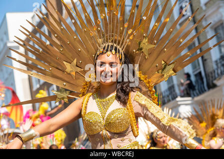 Notting Hill Carnival attire environ 2,5 millions de personnes dans le nord-ouest de Londres pour profiter d'une journée de couleurs et de musique. Le festival sur le thème des Caraïbes existe depuis 1966. La nourriture et les divertissements de rue autour de la région ajoutent à la parade principale. Le Grand Parade a eu lieu dans Hot Bank Holiday lundi Weather. Fille dansante en costume lumineux Banque D'Images