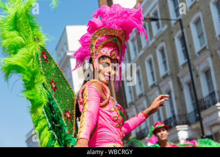 Notting Hill Carnival attire environ 2,5 millions de personnes dans le nord-ouest de Londres pour profiter d'une journée de couleurs et de musique. Le festival sur le thème des Caraïbes existe depuis 1966. La nourriture et les divertissements de rue autour de la région ajoutent à la parade principale. Le Grand Parade a eu lieu dans Hot Bank Holiday lundi Weather. Fille dansante en costume lumineux Banque D'Images