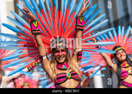 Notting Hill Carnival attire environ 2,5 millions de personnes dans le nord-ouest de Londres pour profiter d'une journée de couleurs et de musique. Le festival sur le thème des Caraïbes existe depuis 1966. La nourriture et les divertissements de rue autour de la région ajoutent à la parade principale. Le Grand Parade a eu lieu dans Hot Bank Holiday lundi Weather. Fille dansante en costume lumineux Banque D'Images