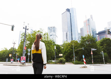 Photo de l'arrière de l'athletic belle femme portant des vêtements de sport et d'entraînement faisant on city street Banque D'Images