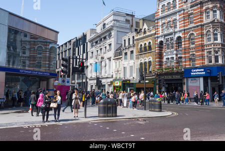 Londres, UK - Août 2019 : carrefour occupé avec les piétons et les voitures de touristes en face de la station Tottenham Court Road, Londres, UK Banque D'Images