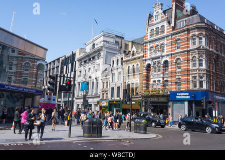 Londres, UK - Août 2019 : carrefour occupé avec les piétons et les voitures de touristes en face de la station Tottenham Court Road, Londres, UK Banque D'Images