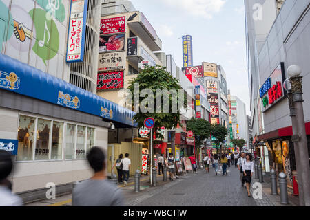 Chiba, Japon, 08/26/2019 /2019 , Chiba , principal quartier commerçant et des restaurants populaires, la route de la vie nocturne, toujours bondé et rempli de divertissements boutiques. Banque D'Images