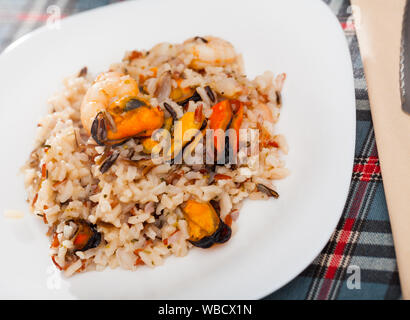 Riz aux crevettes et appétissante moules. Plat de fruits de mer alimentaires Banque D'Images