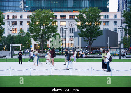 Tokyo, Japon, 08/24/2019 , Kitte shopping mall, vue de la gare de Tokyo marunouchi sortir à 6:30 en soirée. Banque D'Images