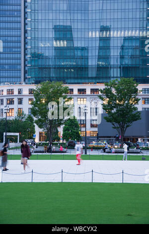 Tokyo, Japon, 08/24/2019 , Kitte shopping mall, vue de la gare de Tokyo marunouchi sortir à 6:30 en soirée. Banque D'Images