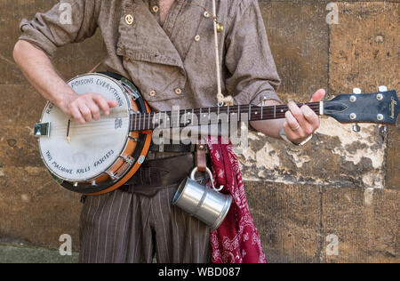Un homme jouant du banjo à l'assemblée annuelle du Festival Steampunk Lincoln, Lincolnshire, Royaume-Uni Banque D'Images