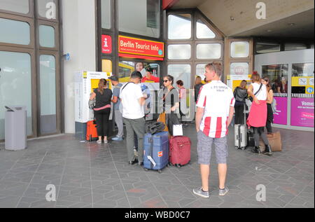 Les gens de la file d'acheter le ticket de bus navette de l'aéroport à l'aéroport Tegel de Berlin Berlin Allemagne Banque D'Images