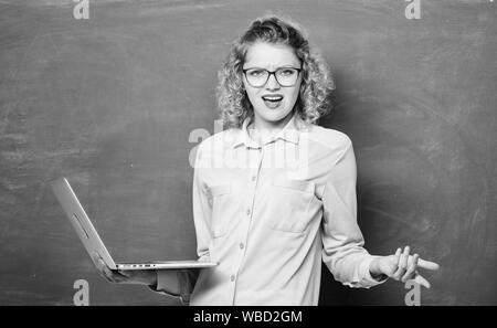 Étudier en ligne. Travail à distance. Ordinateur portable enseignant tableau recherche d'informations de fond. Ordinateur portable femme surf internet. Étudiant de la tige. Cours en ligne de l'enseignement. L'informatique et la programmation. L'école en ligne. Banque D'Images