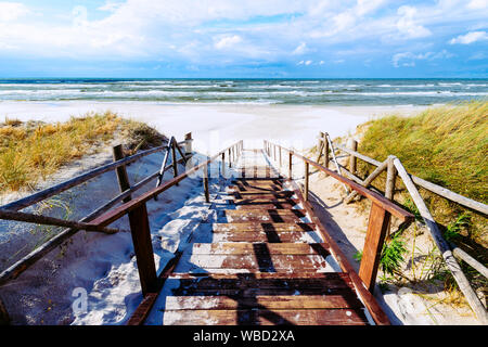 Entrée de la plage de sable de Bialogora sur la côte de la mer Baltique, Pologne Banque D'Images