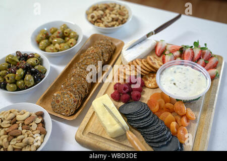 Cocktail ou dîner collations pré se compose de craquelins, fromage, petits fruits, les noix et les olives Banque D'Images