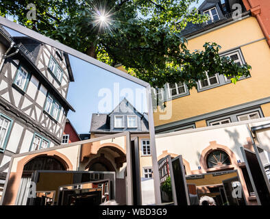 Essen, Allemagne. Août 26, 2019. Le soleil brille à travers les feuilles d'un arbre dans le centre-ville de Wetzlar, où les bâtiments se reflètent dans un kaléidoscope. Il fait partie de l'Optikparcours, qui mène à travers la ville avec divers objets visuels. L'Oskar Barnack mécanicien de précision une fois mis au point le premier appareil photo 35 mm ici. Crédit : Frank Rumpenhorst/dpa/Alamy Live News Banque D'Images