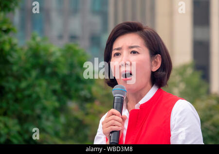 Kyung-Won Na, 24 août 2019 : Corée du Sud de la principale opposition Liberté Corée Partie (LKP) responsable de l'espace Na Kyung-Won parle à un rassemblement organisé par le LKP, à Séoul, en Corée du Sud. Des milliers de membres y compris le LKP, ses législateurs, participé au rassemblement de critiquer le président sud-coréen Moon Jae-In sur diverses questions telles que les politiques sur la Corée du Nord et le Japon, et le ministre de la Justice, candidat Cho Kuk ses qualifications. (Photo de Lee Jae-Won/AFLO) (CORÉE DU SUD) Banque D'Images