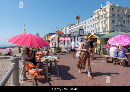 Cafés à Goat Ledge sur la promenade du front de mer de St Leonards-on-Sea, East Sussex, Royaume-Uni, Hastings Banque D'Images