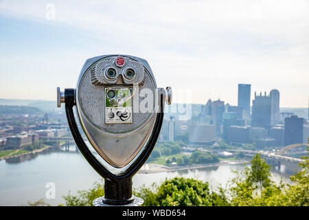 La ville de Pittsburgh downtown vue aérienne du parc Point de vue binoculaire, journée de printemps ensoleillée. New York, USA Banque D'Images