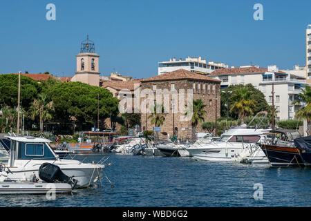 Eglise Sainte-Maxime, port de Sainte-Maxime, Côte d'Azur, France Banque D'Images