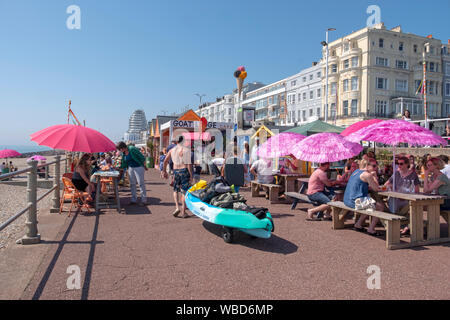 Cafés à Goat Ledge sur la promenade du front de mer de St Leonards-on-Sea, East Sussex, Royaume-Uni, Hastings Banque D'Images