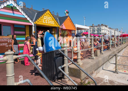 Cafés colorés à Goat Ledge sur la promenade du front de mer de St Leonards-on-Sea, East Sussex, Royaume-Uni. Hastings Banque D'Images