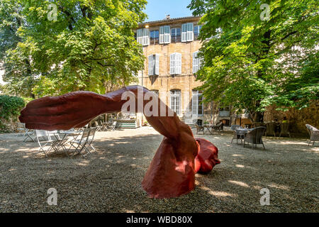 Sculpture 'Nager dans le bonheur" par l'artiste sénégalais Diadji Diop , l'Hôtel de Gallifet à Aix en Provence, bouche du Rhone, France Banque D'Images