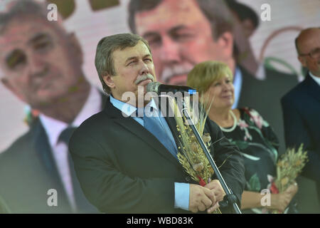 Ceske Budejovice, République tchèque. Août 24, 2019. Début de la fête des récoltes à Zeme zivitelka salon international de l'agriculture Le ministre de l'Agriculture Miroslav Toman, assister, non représentée, gouverneur régional de Bohême du Sud, et d'Ivana Straska droit agraire tête chambre Zdenek Jandejsek. centre, à Ceske Budejovice, République tchèque, le 24 août 2019. Photo : CTK Vaclav Pancer/Photo/Alamy Live News Banque D'Images