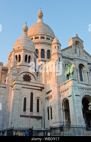 Coucher du soleil sur le Sacré-Coeur (Sacré-Cœur du Christ) Église catholique romaine. Montmartre, Paris, France Banque D'Images