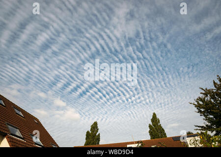 Rides et des vagues dans le ciel. L'Altocumulus undulatus nuages. Banque D'Images