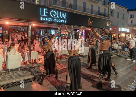 Spectacle de danse, le Quai Saint Tropez, discothèque et Restaurant, Var, Cote d'Azur, France Sud, France, Banque D'Images